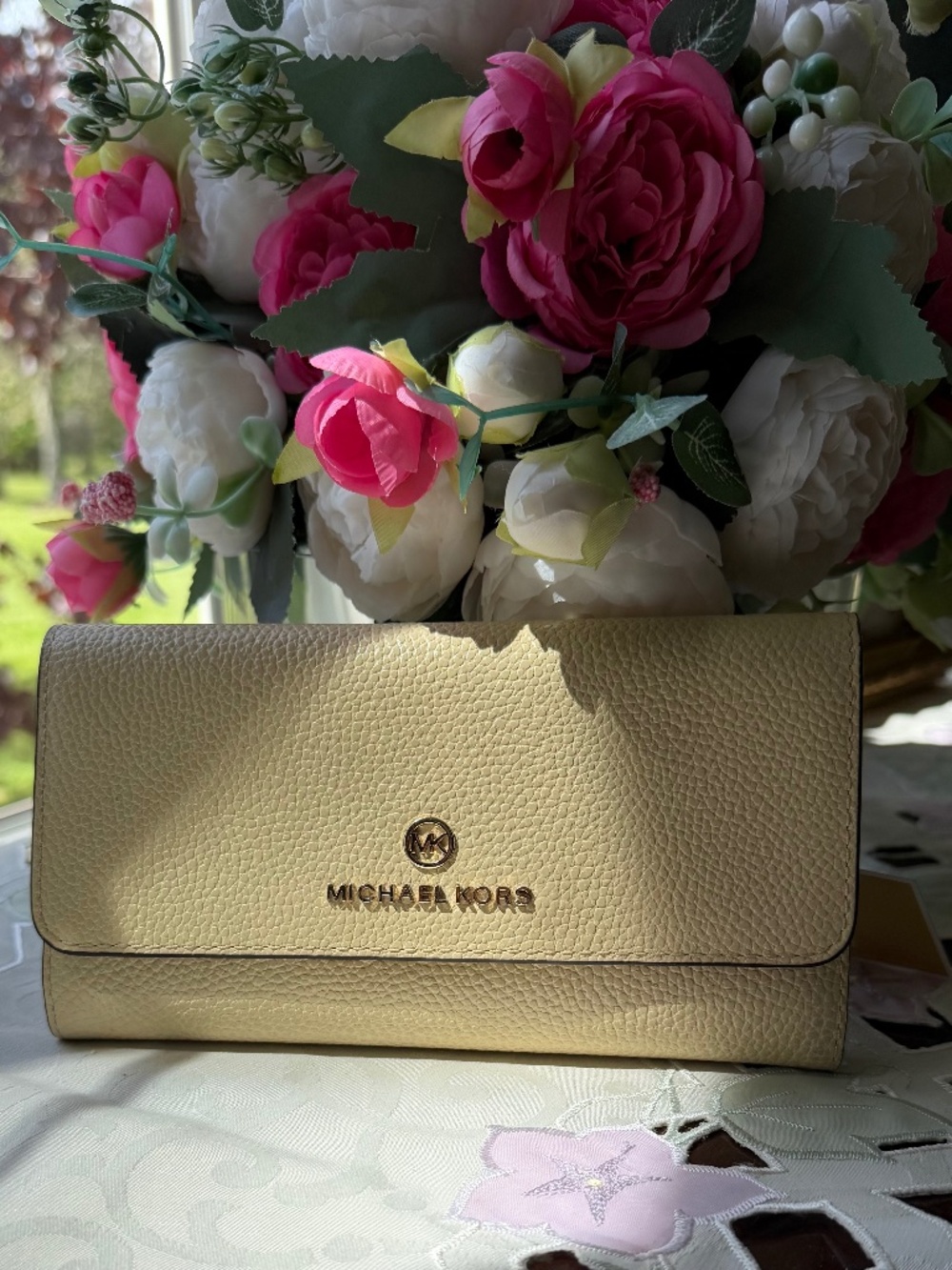 NWT Michael Kors Jet Set Charm Large Trifold Wallet in a Buttermilk Color